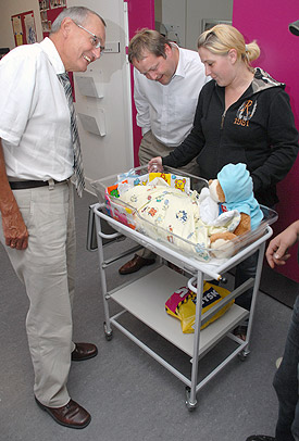 Sundhedsminister og regionsrådsformand besøgte Silkeborg - og så en lille nyfødt