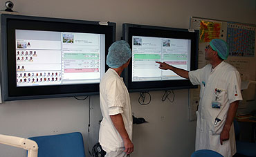 På store soft-touch skærme kan man følge store dele af driften på Regionshospitalet Horsens: Hvem er på arbejde, hvilke patienter er på vej til operation og meget mere. Dertil små fjernsynsskærme, som fortæller om aktiviteten på operationsstuerne.