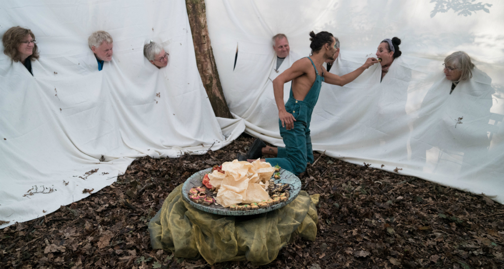 Det gastronomiske eksperiment ”Nightshades” der skal udfordre vores psykologiske tilgang til mad. Madkunstneren Jakob Vinkler fra Det Grænseløse Køkken i Ebeltoft er idémanden bag denne og mange andre madoplevelser, der er med til at sætte fokus på lokal mad og fællesskab omkring madoplevelser lokalt. Foto: Rune Borre-Jensen, Region Midtjylland. 