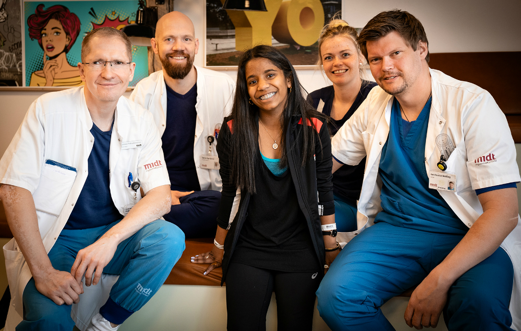 Ortopædkirurger på Aarhus Universitetshospital kan nu tilbyde operation med en ny type søm til benforlængelser, der kan klare langt større belastning end tidligere. Det betyder, at patienter som 15-årige Maria kan støtte på det opererede ben med det samme og derved komme sig hurtigere. Foto: Tonny Foghmar