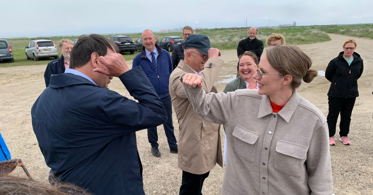 Formand for Udvalget for Regional Udvikling Jørgen Nørby (V) hilser på Lea Wermelin. Bag står Lemvig-borgmester Erik Flyvholm (V), der også var med til at byde ministeren velkommen.  Foto: Region Midtjylland.