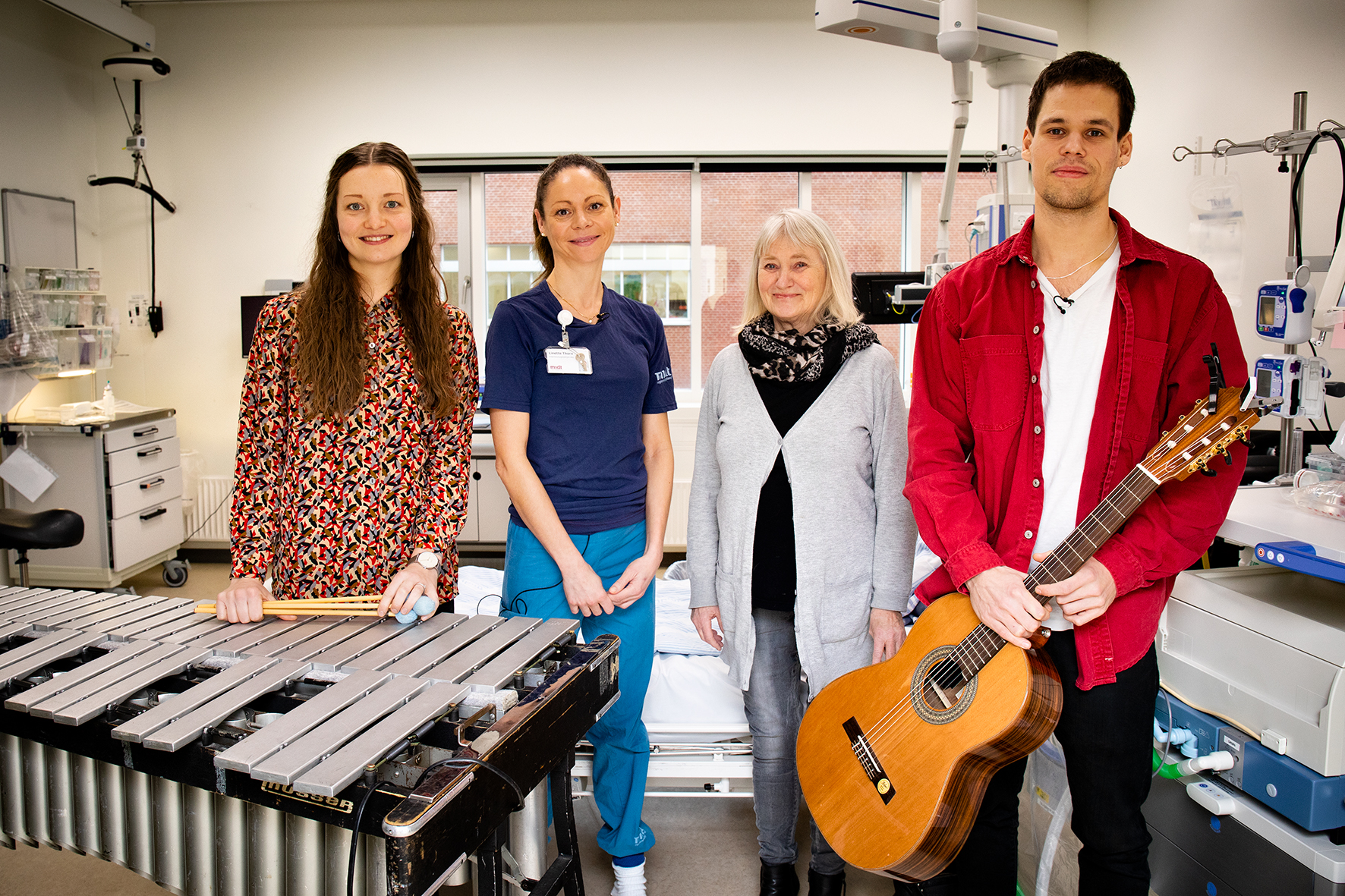 På billedet ses de to musikere fra Det Jyske Musikkonservatorium, en tidligere patient og afdelingssygeplejersken.