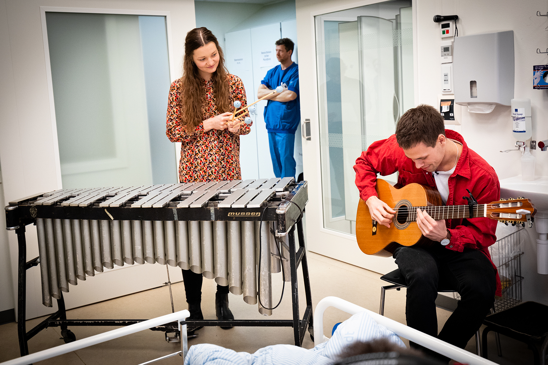 Musikerne Frederik Sandfeld og Ninna Morsing fra Det Jyske Musikkonservatorium.