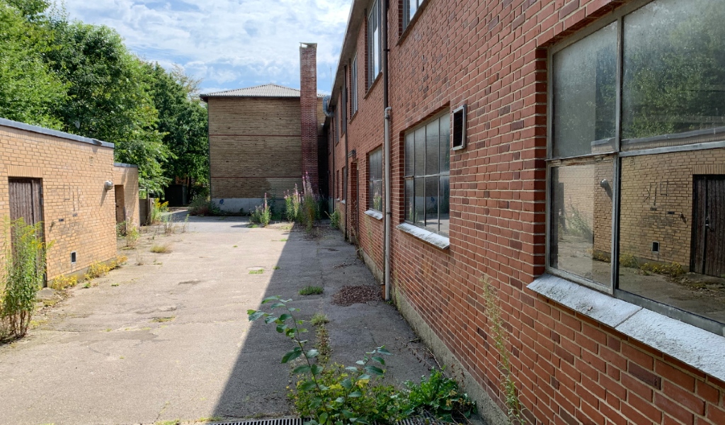 Foto af den industrigrund i Videbæk, hvor der tidligere blev brugt klorerede opløsningsmidler ifm. højttalerproduktion. I dag står bygningerne ved forureningen tomme. 