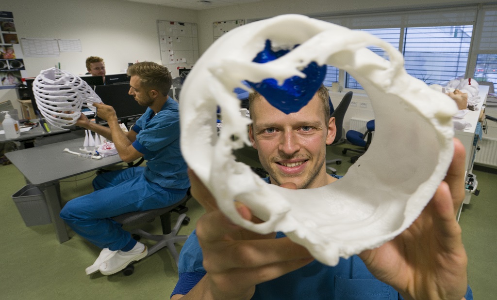 Uden tvivl slange Mary Joakim fører an i 3D-printet fremtid på Aarhus Universitetshospital -  Regional Udvikling