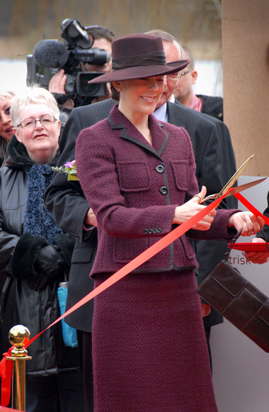 HKH Kronprinsesse Mary klipper den røde snor