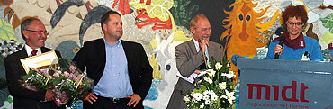 Glæde på Regionshospitalet Horsens ved overrækkelsen af Den Gyldne Skalpel - fra venstre cheflæge Steen Friberg, sundhedsminister Jakob Axel Nielsen, chefredaktør Kristian Lund og oversygeplejerske Marie-Louise Ulsøe.