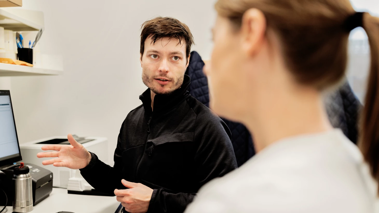 It medarbejder snakker med sygeplejerske