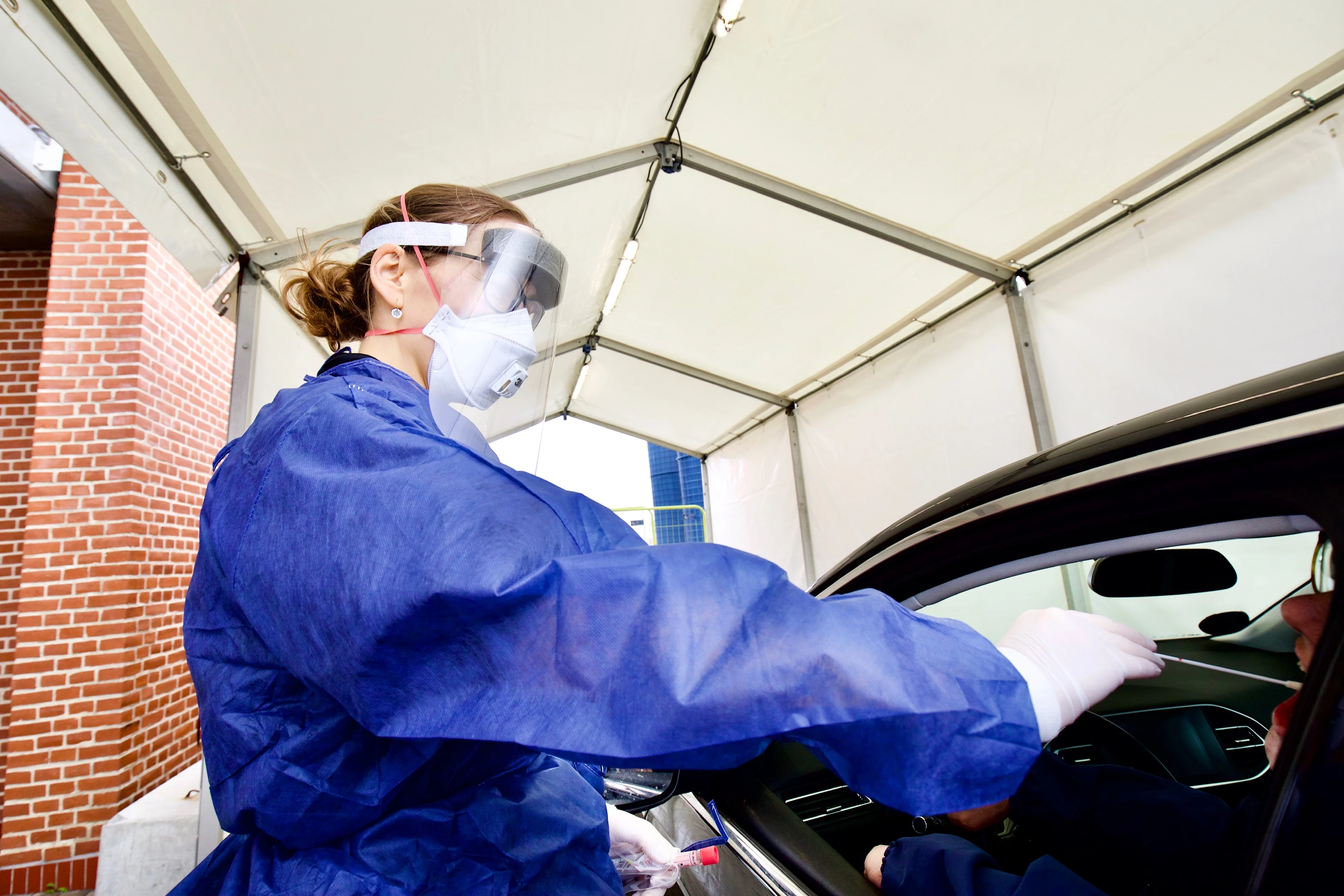 Region Midtjylland har skruet op for testkapaciteten og tester nu 1.000 personer om dagen. Blandt andet i drive in-testfaciliteten på AUH, der åbnede i starten af marts. Foto. Tonny Foghmar, AUH.