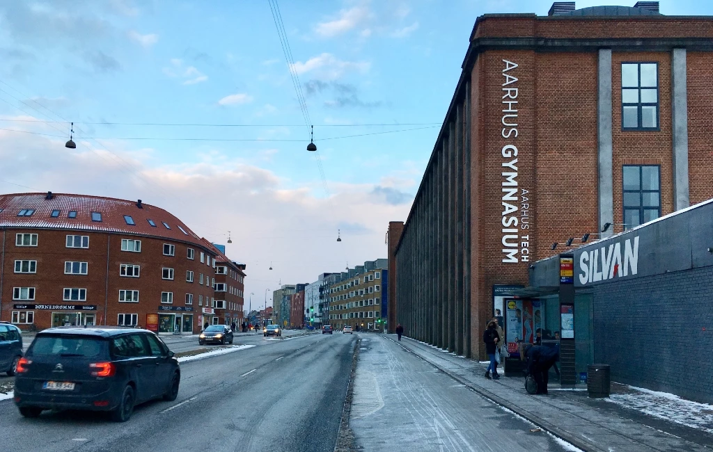 Et enigt regionsråd besluttede at indstille en nedlæggelse af Aarhus Gymnasiums STX-tilbud på Dollerupvej i Aarhus midtby.