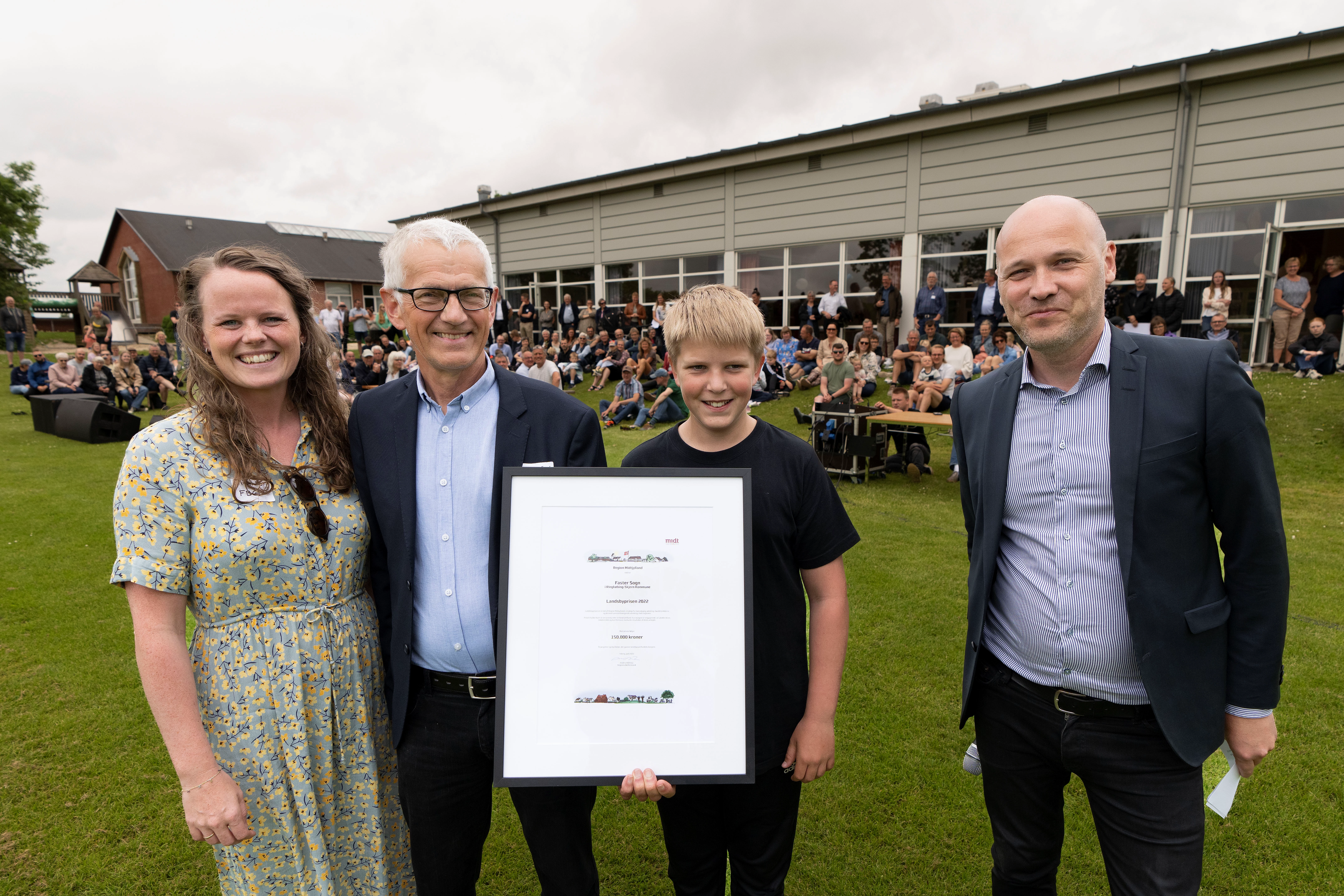 Faster sogn fik overrakt landsbyprisen 2022 af regionsrådsformand, Anders Kühnau ved en sommerfest i sognet.