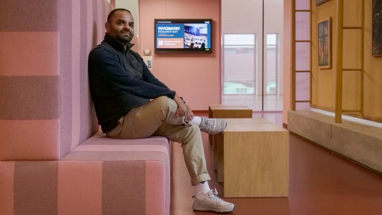 Anton sidder på en sofa i Psykiatrien i Skejby