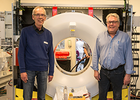 Gå til stort billede af Thomas Christiansen og Finn Rasmussen ved den nye CT-skanner
