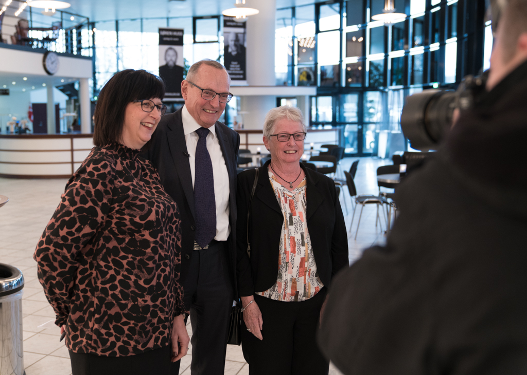 Bent Hansen sammen med sine to sekretærer gennem tiderne; Jette Kristensen (t.v.) og Winnie Sørensen (t.h.)