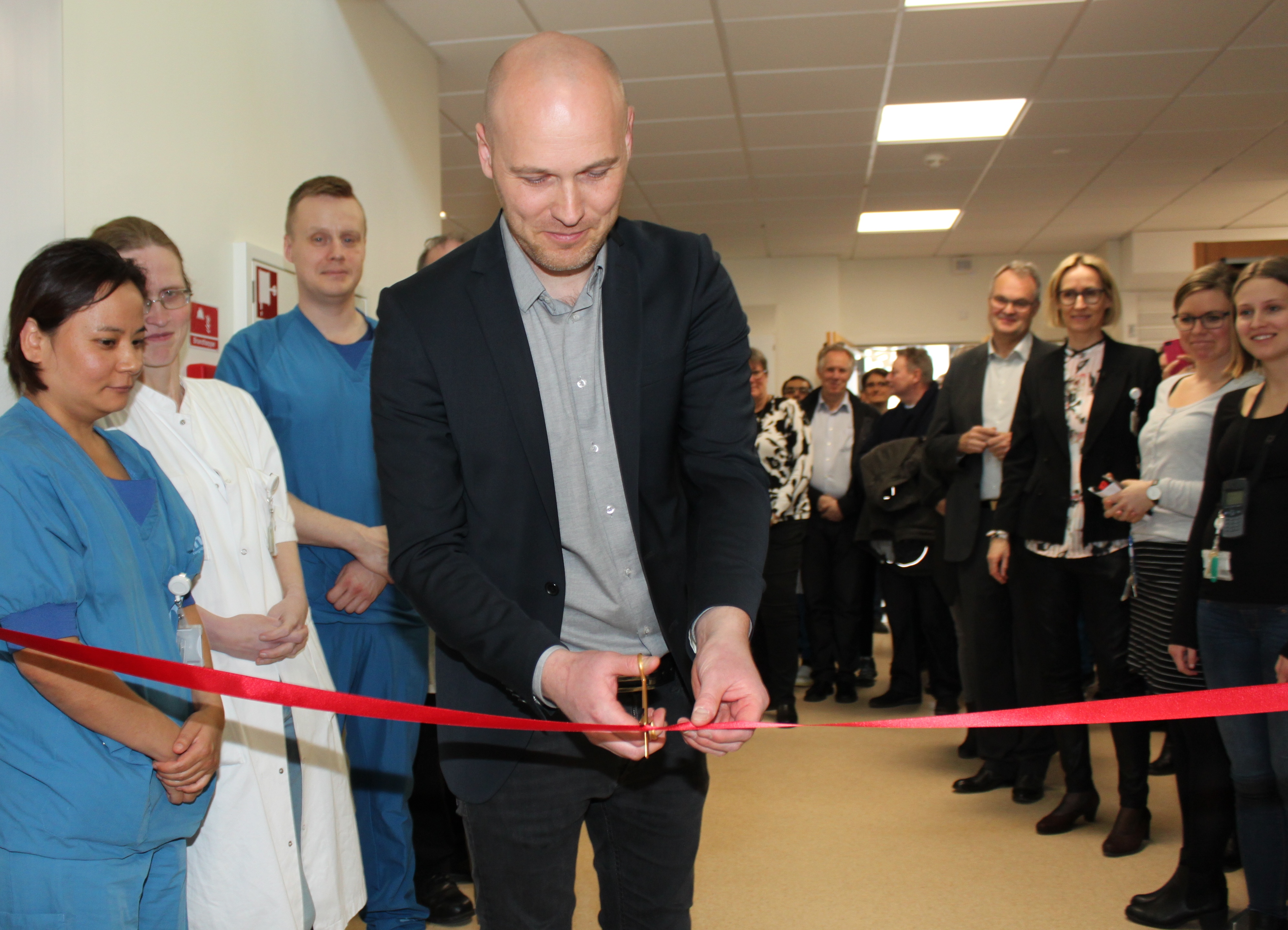 Anders Kühnau klipper den røde snor ved indvielsen af den nye ombyggede akutafdeling på Regionshospitalet Horsens