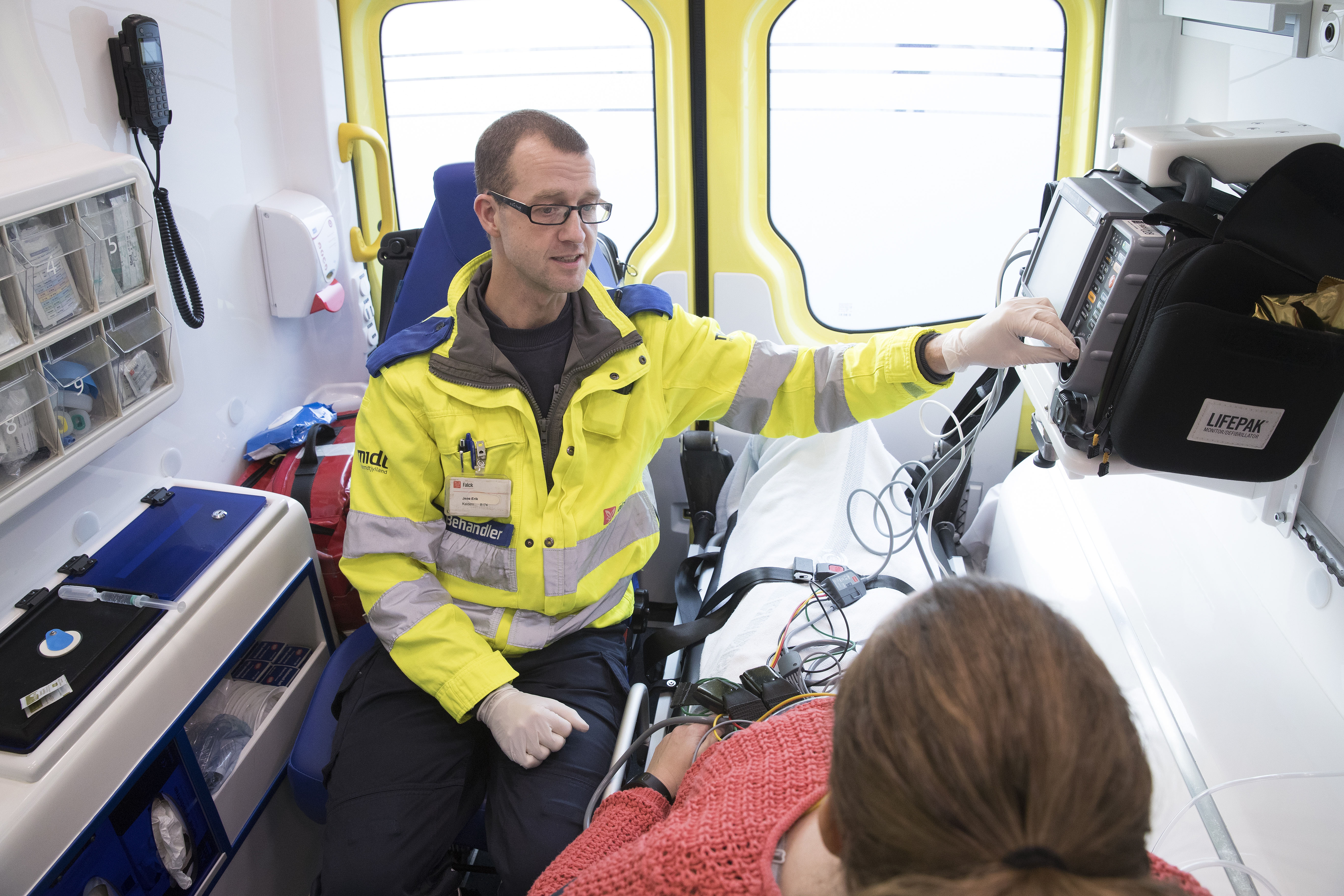 Redder og patient i ambulance, foto: Niels Aage Skovbo