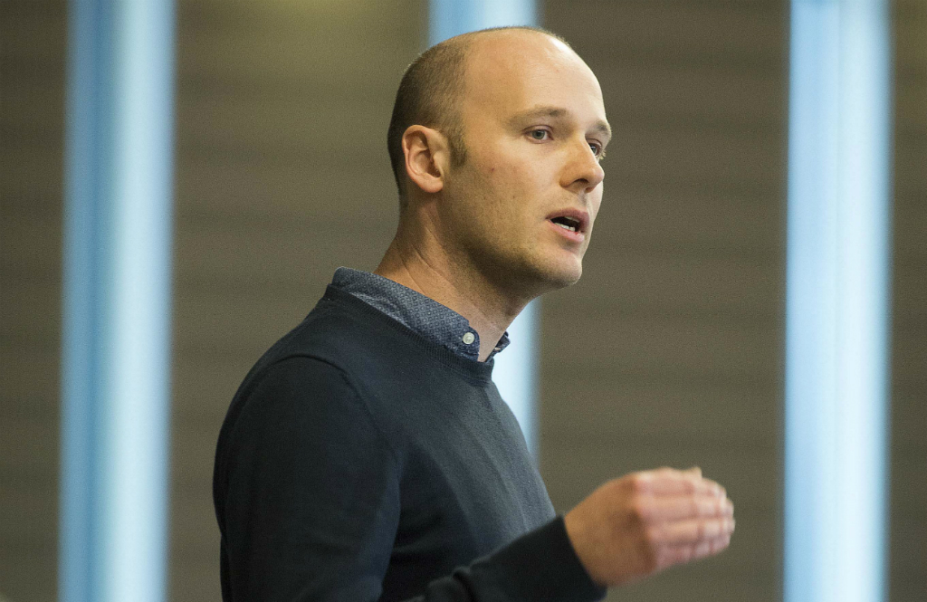 Anders Künau stående under debat i regionsrådssalen