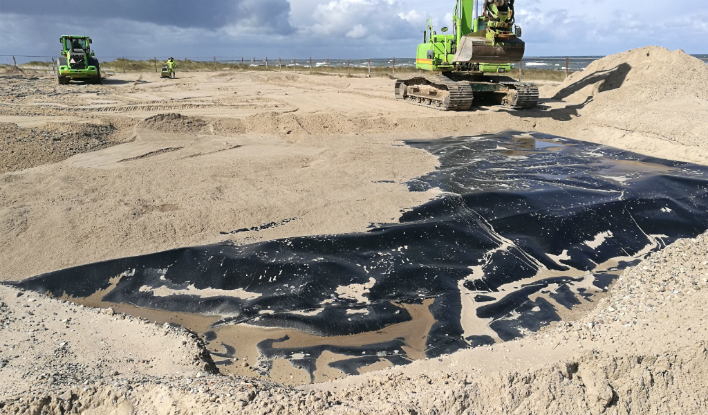 Membranen dækkes til. Foto: Region Midtjylland 