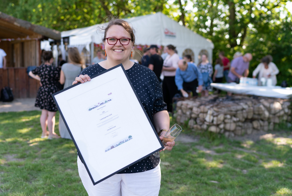 Sall i Favrskov blev tildelt Region Midtjyllands Landsbyprisen 2018. Her ses Heidi Qvistgaard Dalbjerg, der repræsenterer Sall i Favrskov Landsbyråd, ved fejingen i Sall i maj 2018. Foto: Rune Borre-Jensen, Region Midtjylland