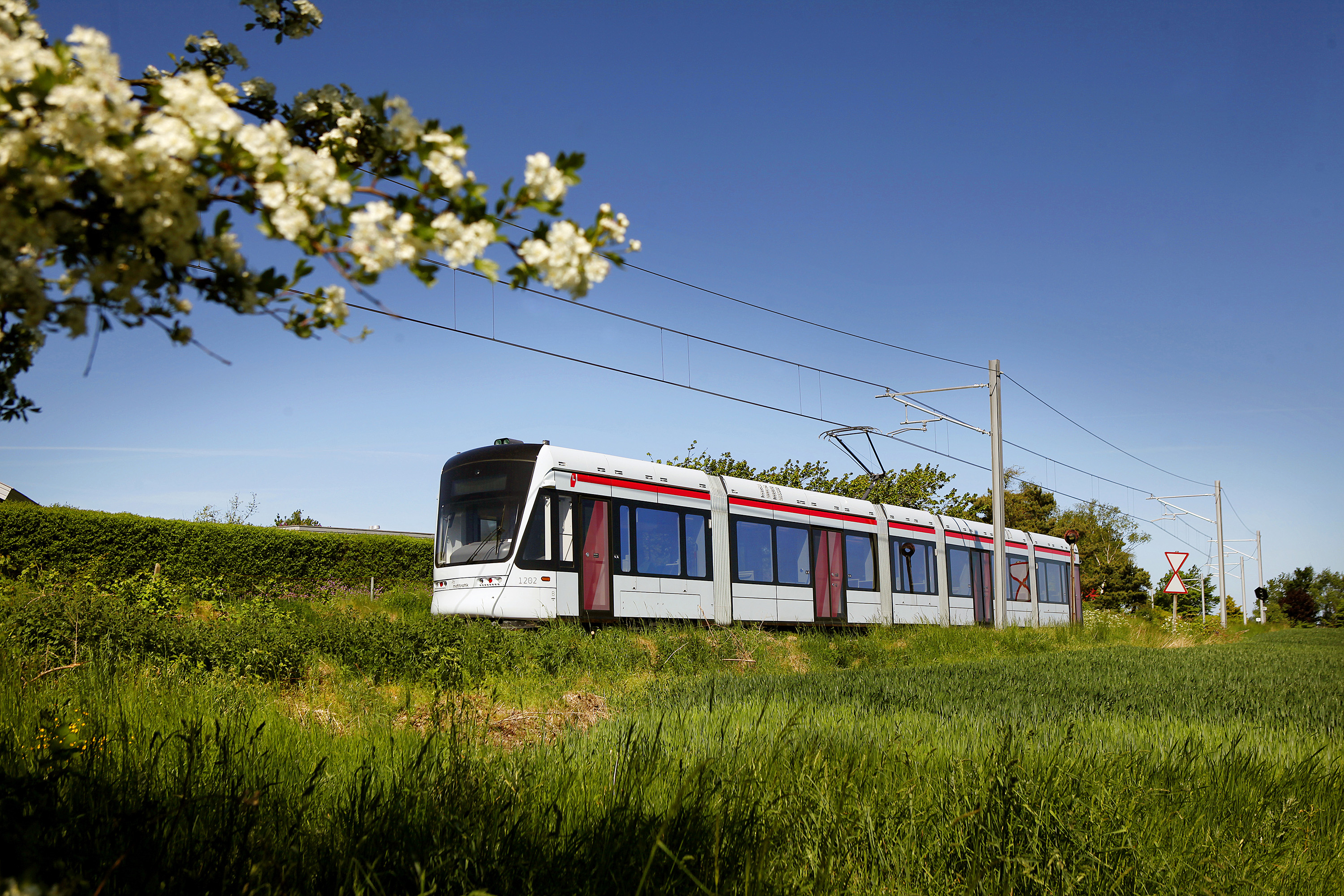 Letbanen vil køre to gange i timen mellem Odder og Aarhus på hverdage med en ekstra afgang i myldretiden morgen og eftermiddag. Køreplanen kan ses på midttrafik.dk.