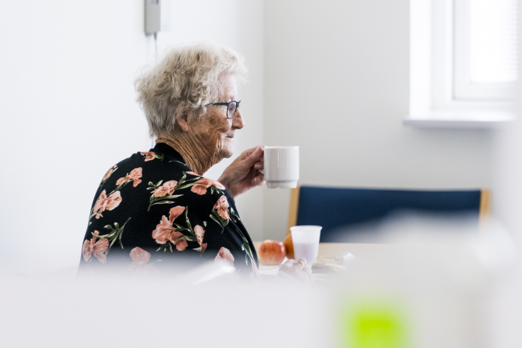 Ældre patient der spiser. Foto taget på Regionshospitalet Viborg. Foto: Agata Lenczewska-Madsen