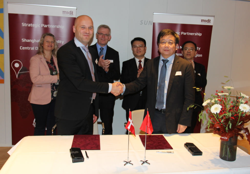 Chairman of the regional council Anders Kühnau and Shanghai Vice Mayor Chen Qun. Photo: Jonas Flintegård