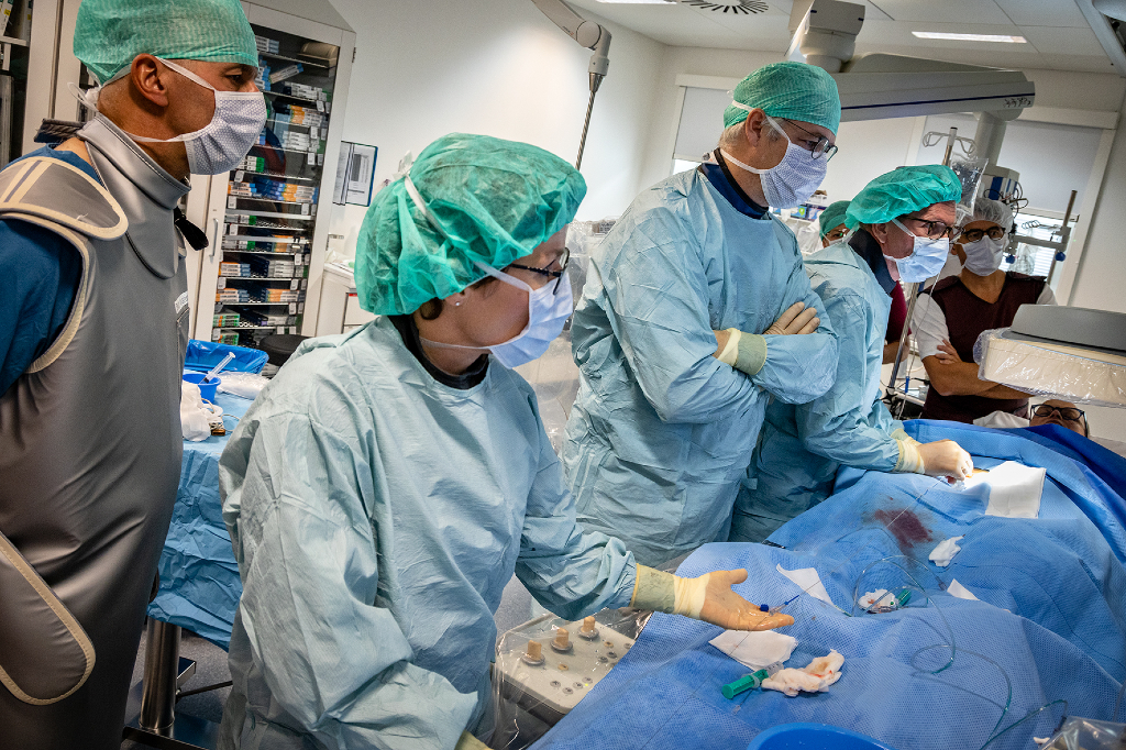 Her får den første patient implementeret en CardioMEMS-trykmåler på Aarhus Universitetshospital (foto: Tonny Foghmar).
