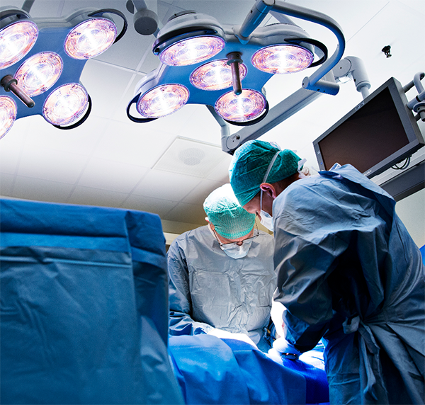 Billedet viser kirurger på arbejde ved lejet på en operationsstue