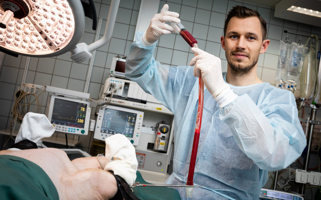 Jacob Schultz har netop forsvaret en ph.d.-afhandling, der undersøger effekten af forskellige behandlinger af lungeblodpropper gennem forsøg på grise. Som ung og lovende forsker har han undervejs i arbejdet med sin ph.d. vundet flere internationale priser for sin forskning. Foto: Tonny Foghmar, Aarhus Universitetshospital 