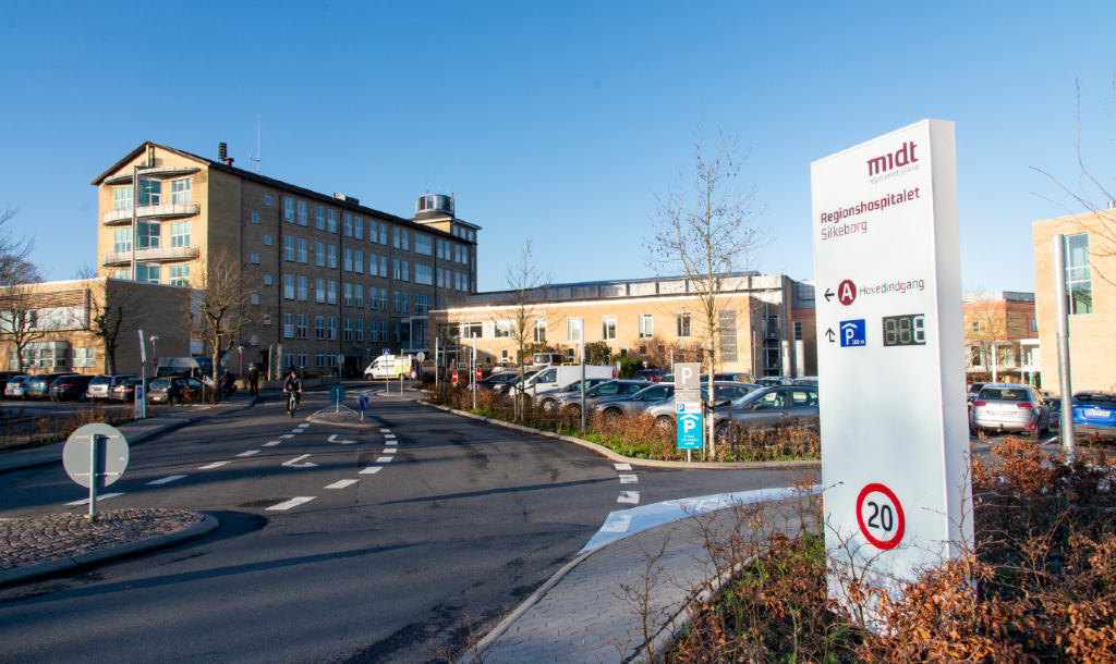 Regionshospitalet Silkeborg med skilt i forgrunden_1024px.jpg
