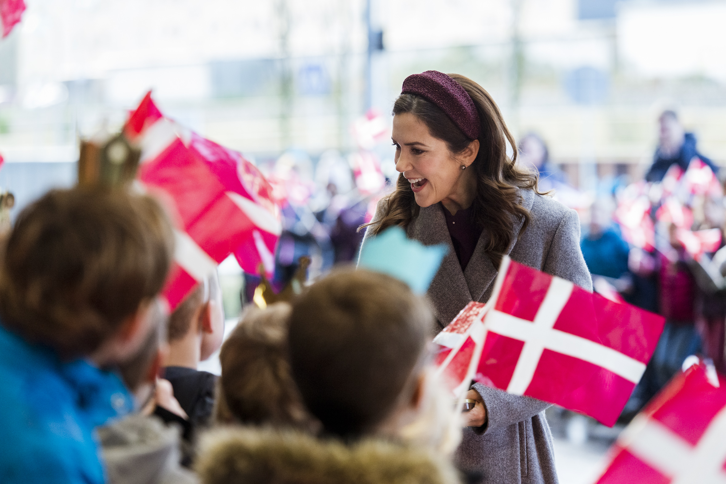 Børn fra Viborg Private Realskole sørgede for ekstra god stemning, da Kronprinsessen ankom til Regionshospitalet Viborg. Foto: Agata Lenczewska-Madsen, Regionshospitalet Viborg.