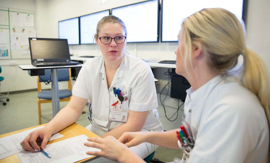 Sygeplejestuderende på Regionshospitalet Herning får vejledning af en uddannet sygeplejerske på afdelingen. Foto: Niels Åge Skovbo. 