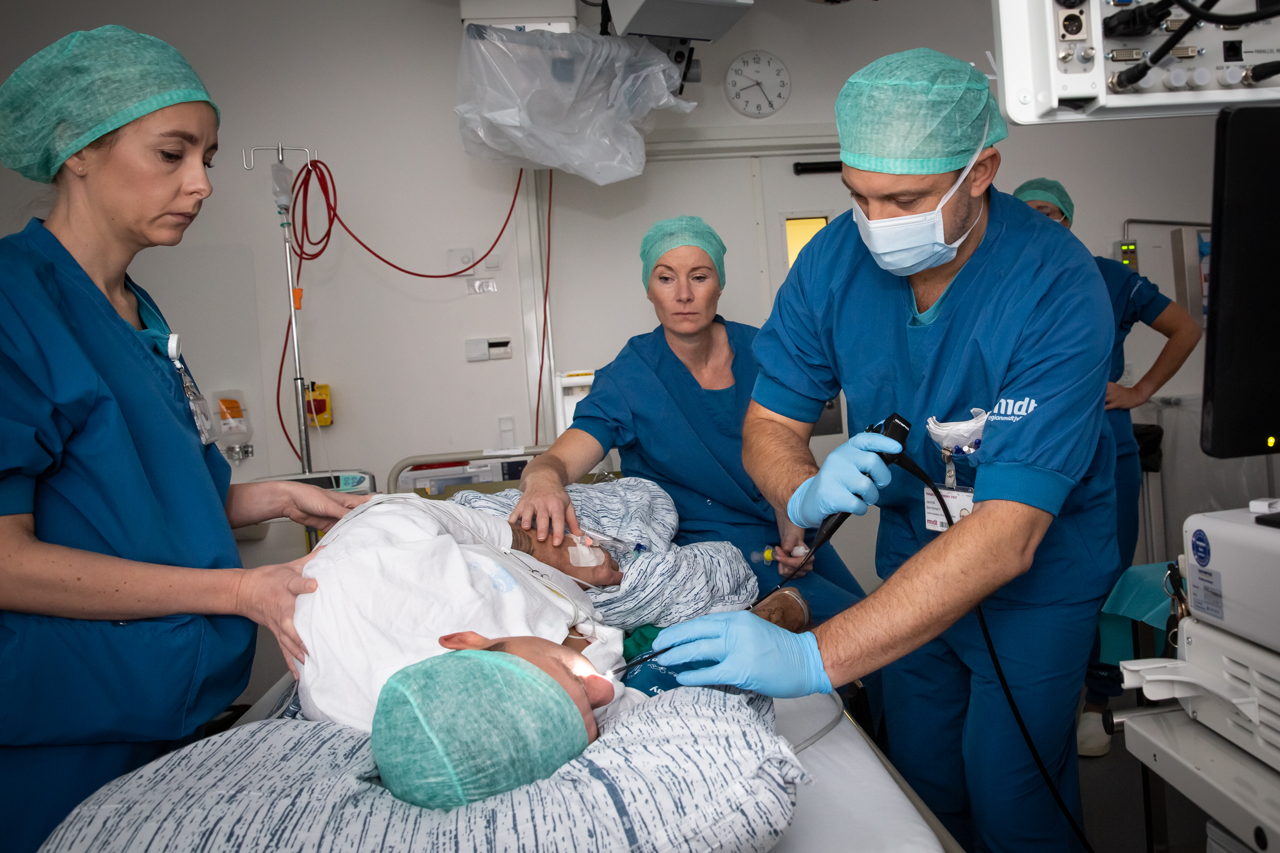Udredningen af patienten foregår på Øre-Næse-Hals-afdelingen i Holstebro ved hjælp af en søvn-endoskopi; en kikkertundersøgelse af de øvre luftveje, der foregår i et sikkert miljø, mens patienten ligger i en medicininduceret søvn. 