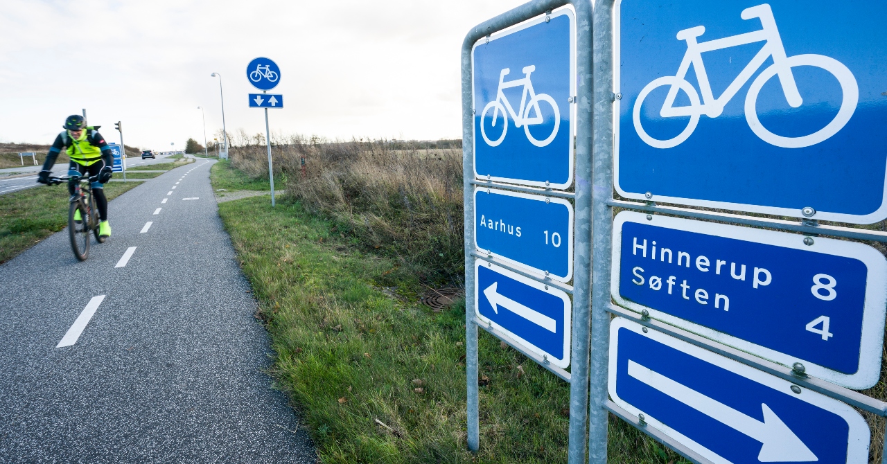 Supercykelstier kan gøre det lettere for cyklister at transportere sig længere på cykel og også på tværs af kommunegrænser som her mellem Aarhus og Favrskov Kommuner. Foto af cyklist på dobbelrettet cykelsti. Foto: Niels Åge Skovbo 
