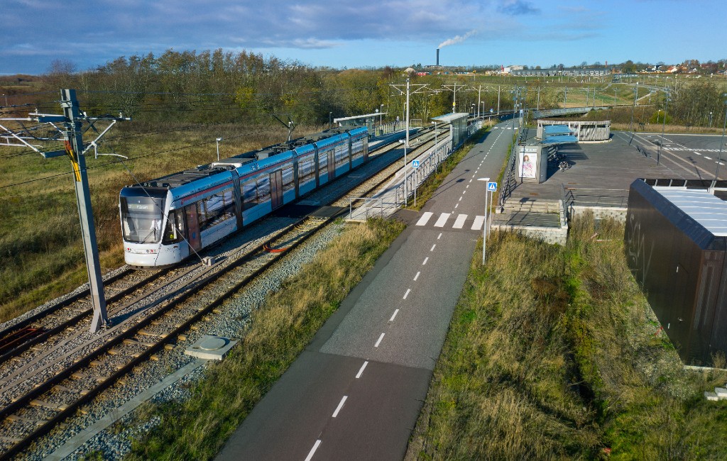 I forbindelse med etableringen af Aarhus Letbane er der fx her ved Klokhøjen nord for Aarhus lavet en supercykelsti langs banen og med mulighed for at skifte mellem bil, letbane og cykel som transportmiddel. Foto: Niels Åge Skovbo.  