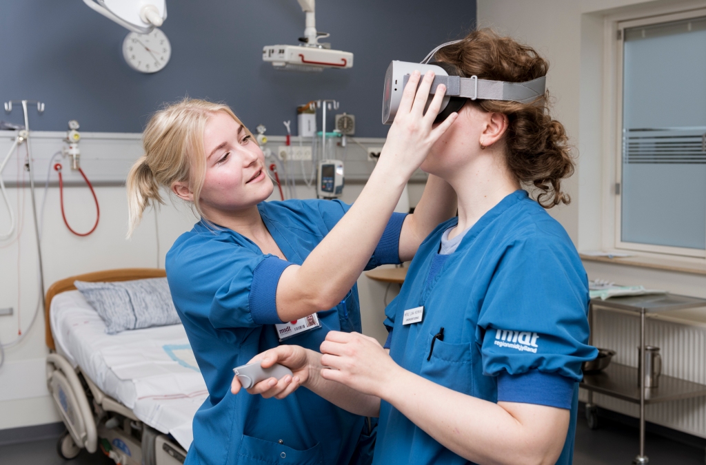 Foto af to jordemødre på Hospitalsenhed Midt, som giver VR-briller på. På har fødende i efterår/vinter 2020 kunnet afprøve en svensk 3D-brille-løsning for at mindske smerte og give en bedre fødselsoplevelse på Regionshospitalet Viborg. Foto: Agata Lenczewska-Madsen, Hospitalsenhed Midt