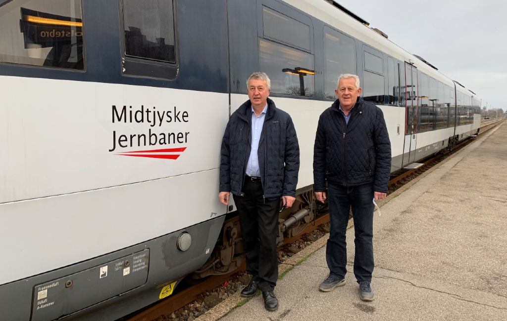 De to regionsrådsmedlemmer og medlemmer af Udvalget for Regional Udvikling, Arne Lægaard (tv) og Torben Nørregaard (V), var i dag med på en af de første togture. Begge var behørigt iført mundbeskyttelse, men tog det udelukkende af til ære for fotografen. Foto: Per Tankred Holm, Region Midtjylland 