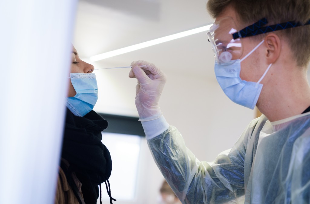 Antigentest - også kaldet kviktest - foregår med næsepodning. Fotoet her er fra SOS Internationals teststed i Aarhus. Foto: Region Midtjylland, Rune Borre-Jensen 