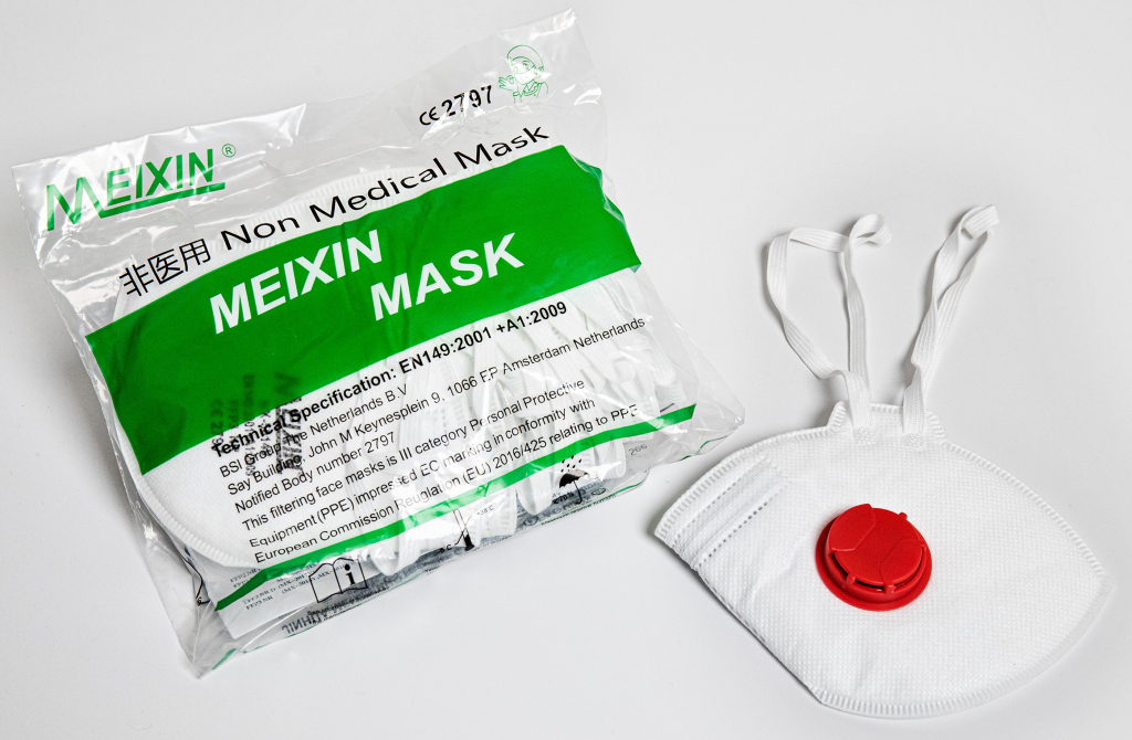 Billedet forestiller den type FFP3-maske inklusiv indpakning, der pga. en defekt nu er trukket tilbage fra hospitalerne i alle regioner. Foto: Tonny Foghmar, Aarhus Universitetshospital