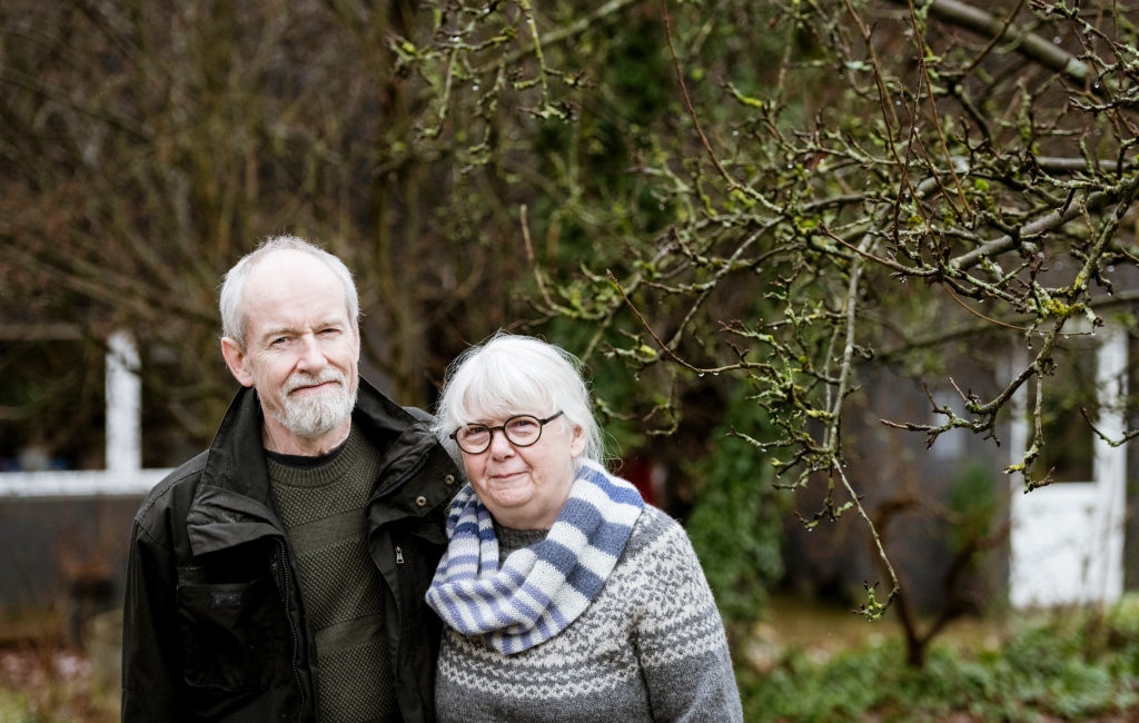 Alarmklokkerne ringede hos Lars Begtrup-Hansen og hans hustru Sanne, da deres blodtryksapparat ikke kunne måle hans blodtryk. Lars har tidligere lidt af hjerterytmeforstyrrelser. Foto: Agata Lenczewska-Madsen, Hospitalsenhed Midt.