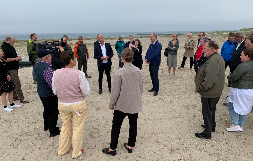 Regionsrådsformand Anders Kühnau byder velkommen til miljøministeren og mange andre, der var til stede, da ministeren i dag besøgte stranden ved Høfde 42.
