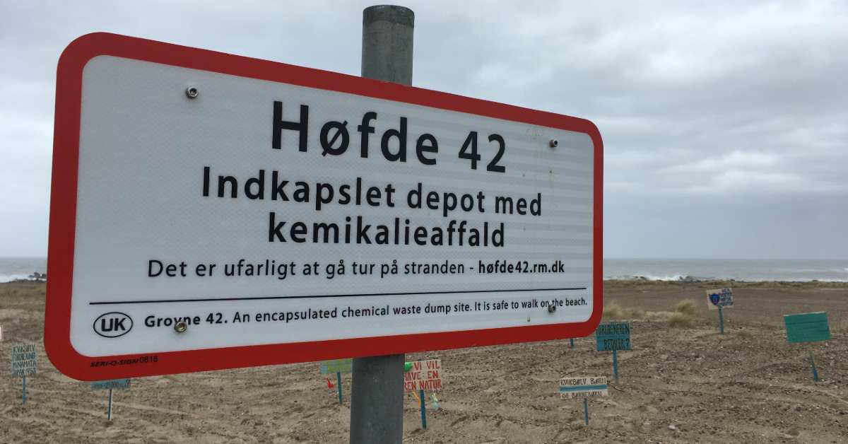 Skilt på stranden ved Høfde 42, hvor der står "Indkapslet depot med kemikalieaffald". Foto: Region Midtjylland