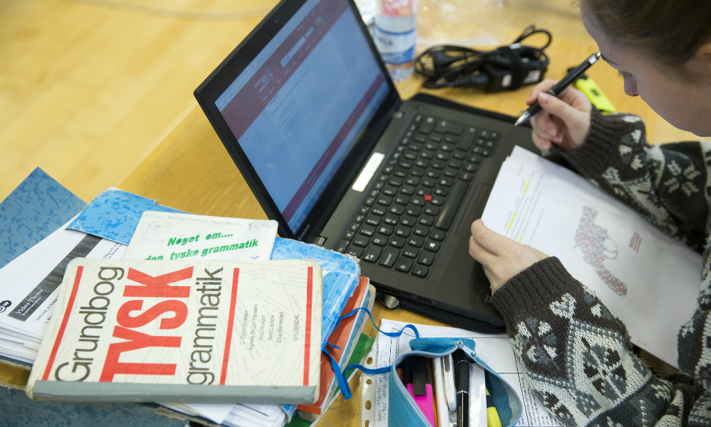 Billede af et eksamensbord på Viborg Gymnasium. Man kan se computer og bl.a. tyskbøger.
