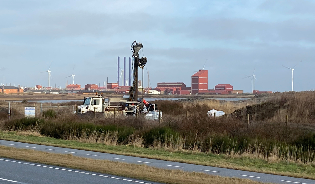 Borearbejde i gang på Cheminovas gamle fabriksgrund i baggrunden ses den nuværende produktionsvirksomhed FMC Rønland. Foto: Region Midtjylland 