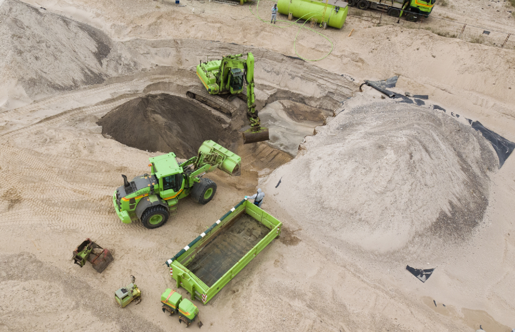 Luftfoto fra 2018 da der blev gravet forurenet sand op fra kemikaliedepotet ved Høfde 42