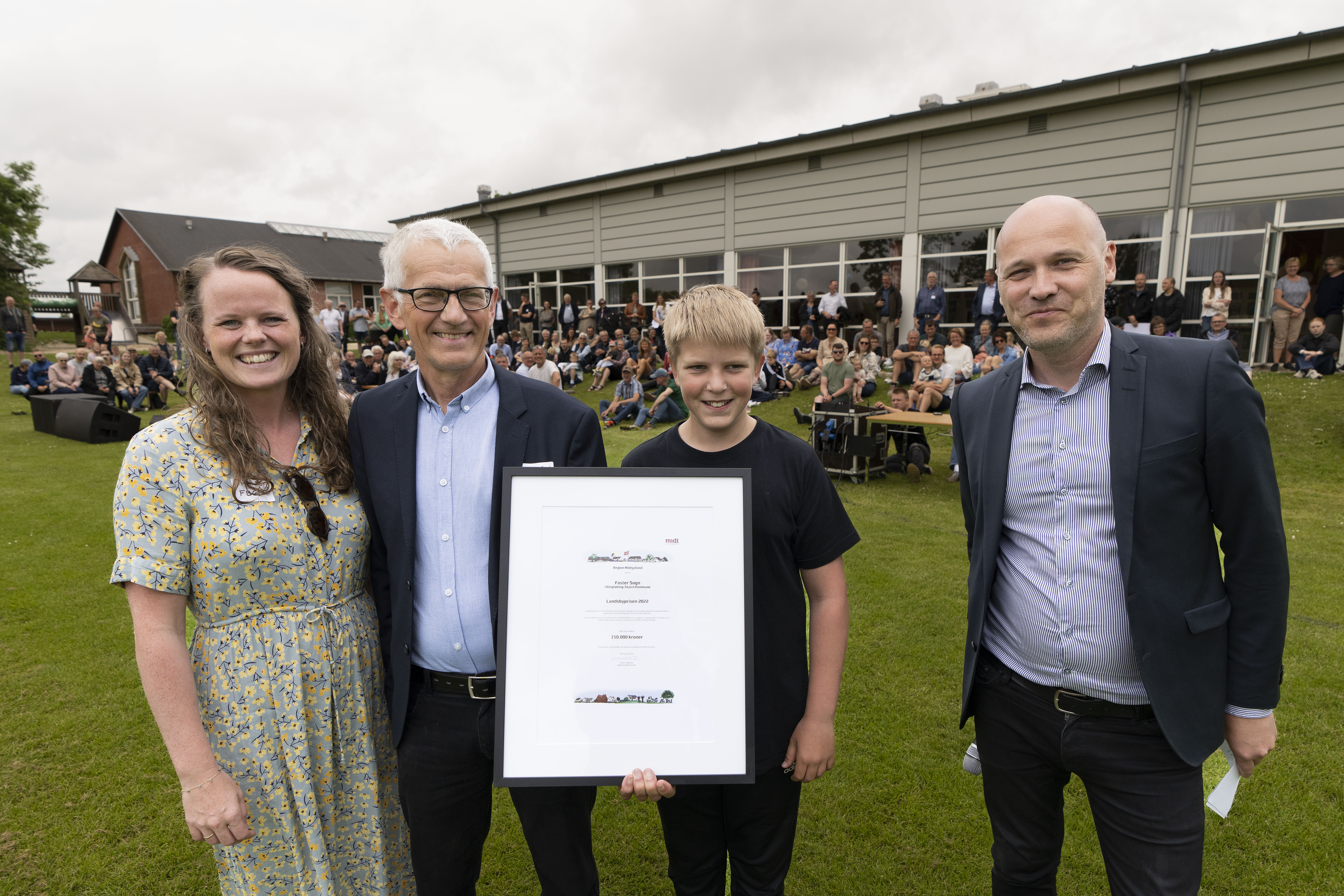 Faster sogn fik overrakt landsbyprisen 2022 af regionsrådsformand, Anders Kühnau ved en sommerfest i sognet.