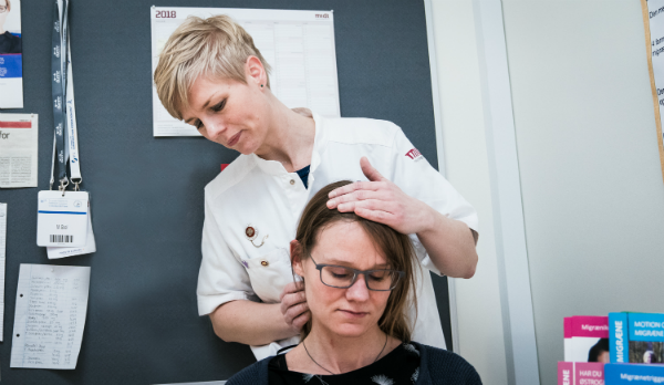Hovedpinesygeplejerske Malene Boel undersøger patient