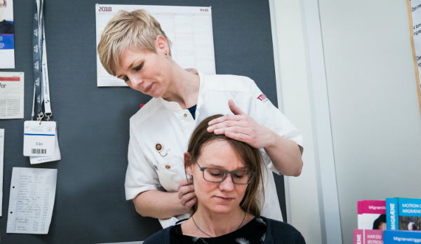 Jagten på netop din hovedpine Hovedpinesygeplejerske Malene Boel undersøger patient