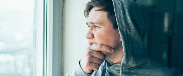 Sæt tidligt ind mod angst hos børn og unge Ung mand kigger ud af vinduet