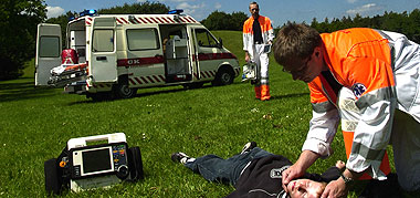 Modelfoto - ambulancefolk på arbejde